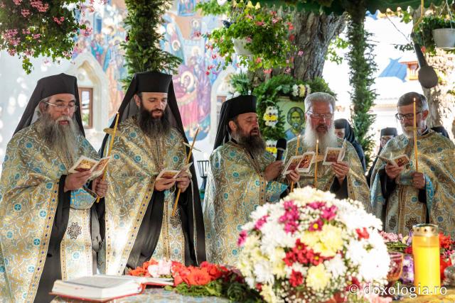 Sobor de preoți cântâ slujba Prohodului Maicii Domnului la mănăstirea Văratec din județul Neamț