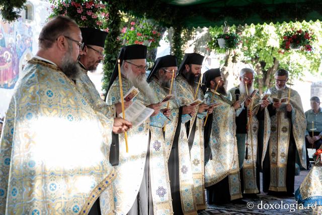 Sobor de preoți cântâ slujba Prohodului Maicii Domnului la mănăstirea Văratec din județul Neamț