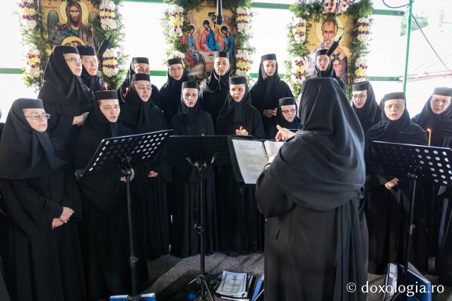 Corul Mănăstirii Văratec cântă slujba Prohodului Maicii Domnului