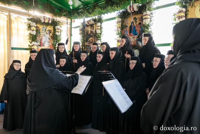 Corul Mănăstirii Văratec cântă slujba Prohodului Maicii Domnului