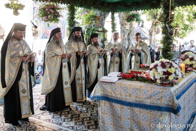 Sobor de preoți și diaconi săvârșește slujba Prohodului Maicii Domnului la mănăstirea Văratec