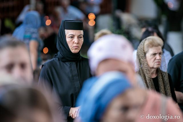 Credincioși participă slujba Prohodului Maicii Domnului la Mănăstirea Văratec