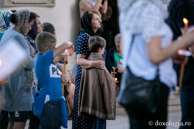 Credincioși participă slujba Prohodului Maicii Domnului la Mănăstirea Văratec