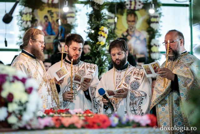 Sobor de preoți și diaconi săvârșind slujba Prohodului Miacii Domnului la mănăstirea Văratec