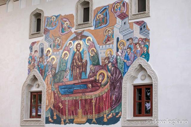 Mozaic reprezentând scena Adormirii Maicii Domnului la Mănăstirea Văratec