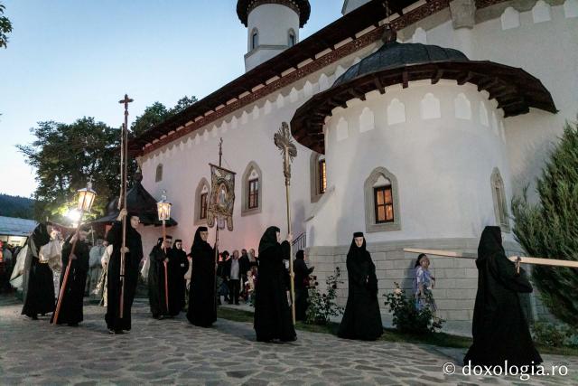 Procesiune cu Epitaful Adormirii Maicii Domnului la Mănăstirea Văratec