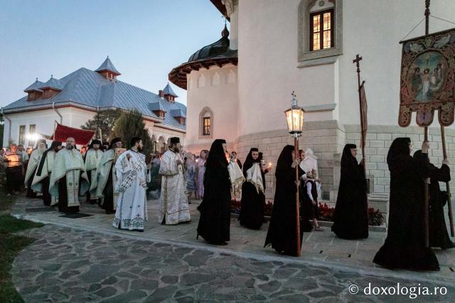 Procesiune cu Epitaful Adormirii Maicii Domnului la Mănăstirea Văratec
