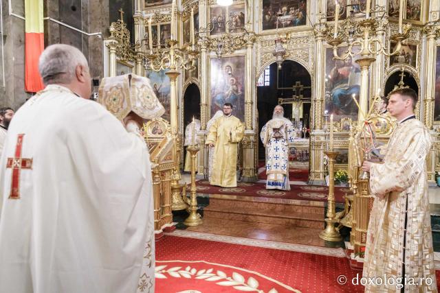 Momente din cadrul Sfintei Liturghii la Catedrala mitropolitană din Iași