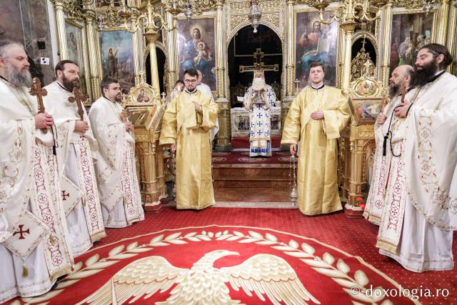 Momente din cadrul Sfintei Liturghii la Catedrala mitropolitană din Iași