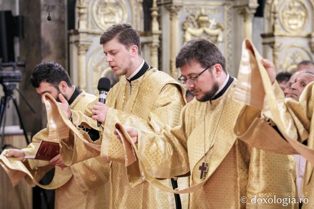 Diaconi rostind ectenie în cadrul Sfintei Liturghii