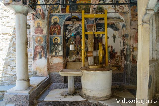 Fântâna Sfinţilor Arhangheli de la Mănăstirea Dohiariu