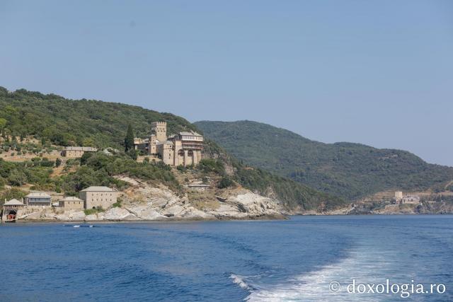 Mănăstirea Stavronikita văzută de pe mare