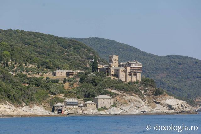 Mănăstirea Stavronikita văzută de pe mare