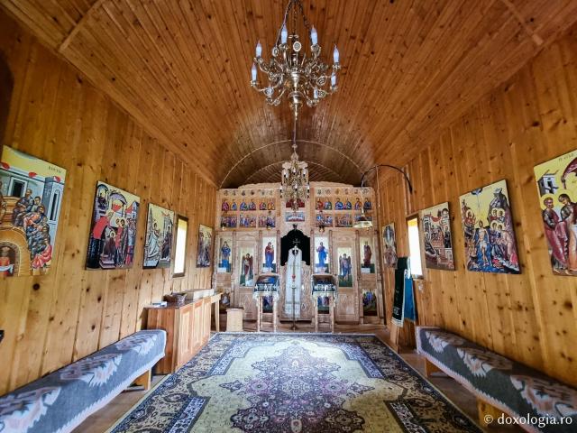 Bisericuța din cimitirul Mănăstirii Sihastria Putnei