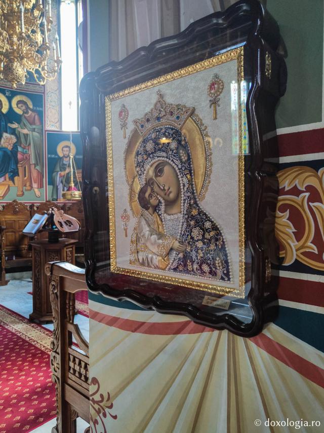 Maica Domnului - Biserica „Izvorul Tămăduirii” de la Mănăstirea Sihăstria Putnei