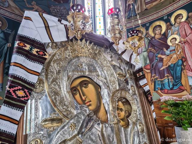 Icoana Maicii Domnului - Biserica „Izvorul Tămăduirii” de la Mănăstirea Sihăstria Putnei