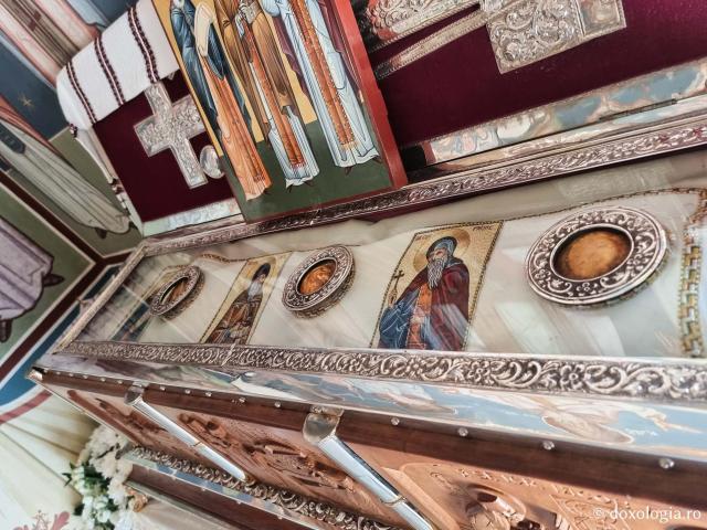 Moaștele Sfinților Cuvioși Sila, Paisie și Natan - Biserica „Buna Vestire” de la Mănăstirea Sihăstria Putnei