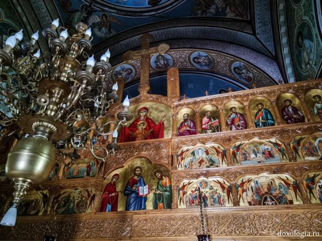 Catapeteasmă - Biserica „Buna Vestire” de la Mănăstirea Sihăstria Putnei