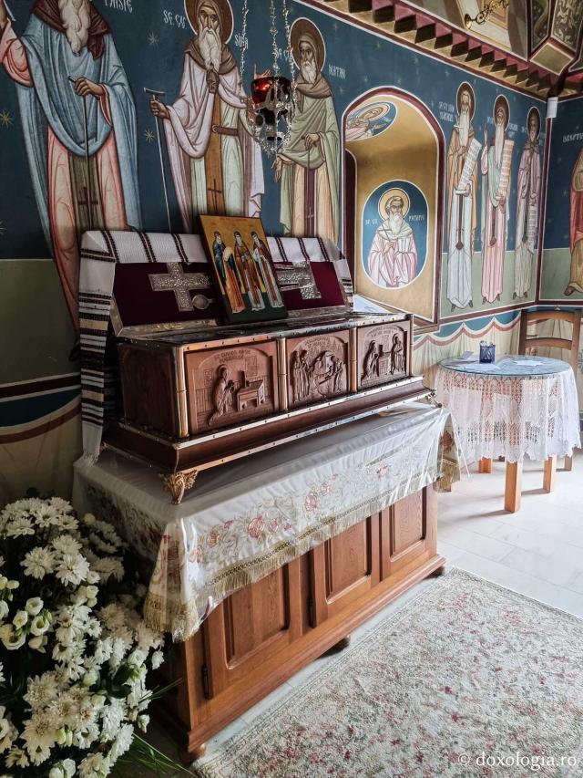 Moaștele Sfinților Cuvioși Sila, Paisie și Natan - Biserica „Buna Vestire” de la Mănăstirea Sihăstria Putnei