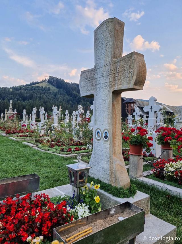 Mormântul acad. Zoe Dumitrescu-Bușulenga – Monahia Benedicta - Mănăstirea Putna