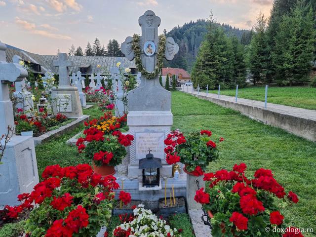 Mormântul Părintelui Iachint Unciuleac - Cimitirul Mănăstirii Putna