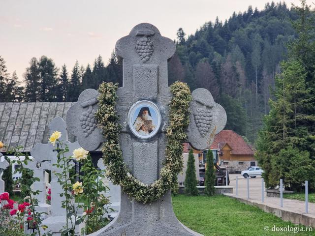 Mormântul Părintelui Iachint Unciuleac - Cimitirul Mănăstirii Putna