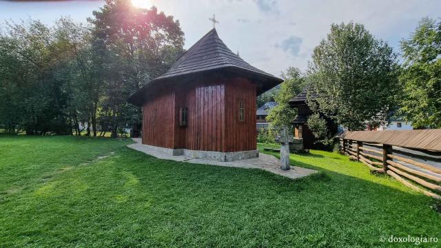 Biserica de lemn - Cimitirul Mănăstirii Sihăstria Putna