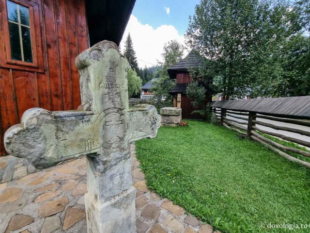 Cruce de piatră - Cimitirul Mănăstirii Sihăstria Putna