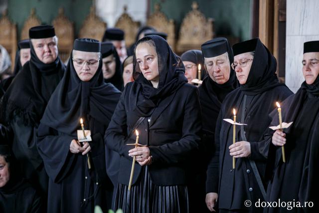 Maici și mireni în doliu la înmormântarea părintelui Simeon Zaharia de la mănăstirea Sihăstria