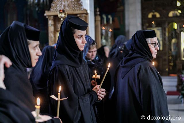 Credincioși, călugări și mireni, participând la slujba înmormântării părintelui Simeon Zaharia
