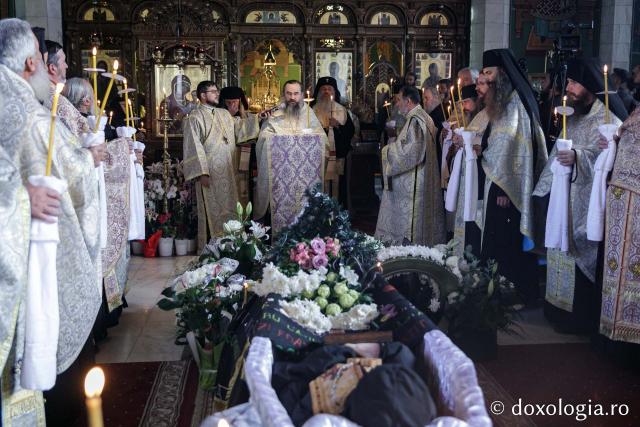 Părintele Arsenie Popa, starețul mănăstirii Sihăstria, ține un cuvânt la slujba de înmormântare a ieroschimonahului Simeon Zaharia de la Mănăstirea Sihăstria