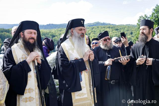 Părintele Arsenie Popa, starețul mănăstirii Sihăstria, la slujba de înmormântare a ieroschimonahului Simeon Zaharia de la Mănăstirea Sihăstria