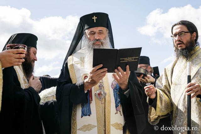 Părintele Arsenie Popa, starețul mănăstirii Sihăstria, la slujba de înmormântare a ieroschimonahului Simeon Zaharia de la Mănăstirea Sihăstria