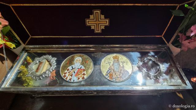 Moaștele Sfântului Ierarh Leontie de la Radăuți și a Sfântului Teodosie de la Brazi - Mănăstirea Bogdana