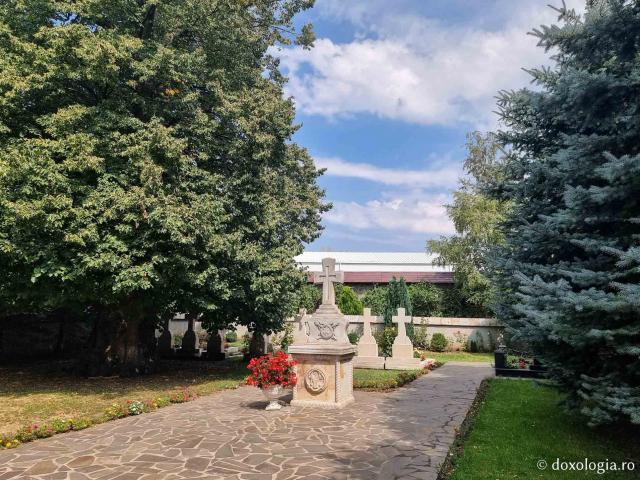 Cimitir - Mănăstirea Cămârzani