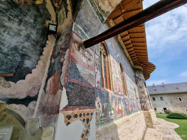 (Foto) Pași de pelerin la Mănăstirea Sucevița