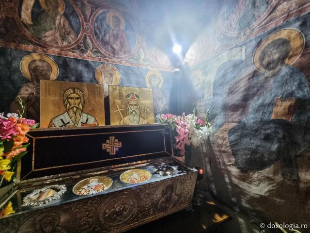 Moaștele Sfântului Leontie de la Rădăuți și ale Sfântului Teodosie de la Brazi – Mănăstirea Bogdana 