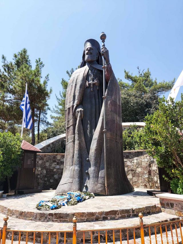 Statuia Arhiepiscopului Macarie al III-lea - Panagia Throni, Cipru