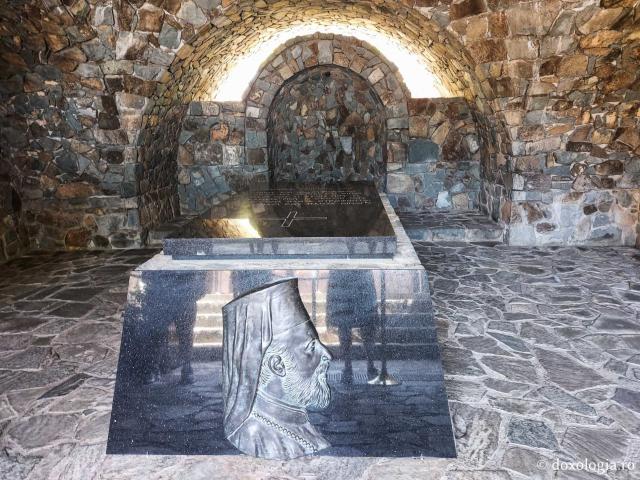 Mormântul Arhiepiscopului Macarie al III-lea - Panagia Throni, Cipru