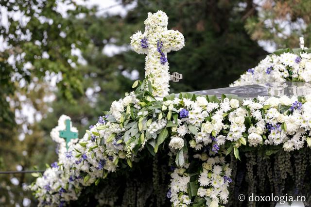 Baldachinul Sfintei Parascheva, împodobit cu flor