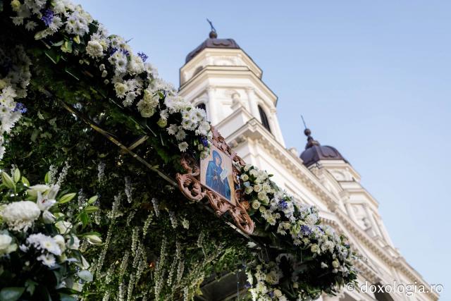 Baldachinul împodobit cu flori în care se află racla cu moaștele Sfintei Parascheva