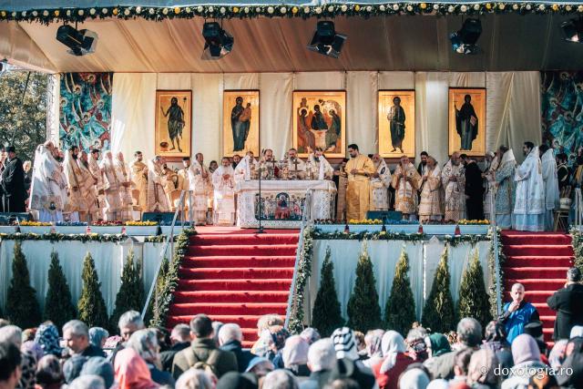 (Foto) „Bucură-te, luminătoarea Moldovei!” – Liturghie arhierească în cinstea Sfintei Cuvioase Parascheva