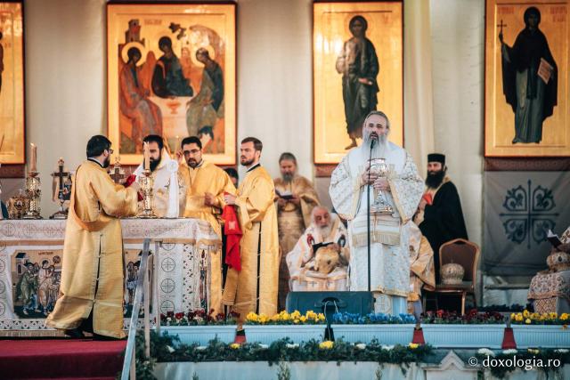 (Foto) „Bucură-te, luminătoarea Moldovei!” – Liturghie arhierească în cinstea Sfintei Cuvioase Parascheva