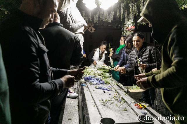(Foto) Împodobirea baldachinului Sfintei Parascheva – de 20 de ani, Cuvioasa primește veșmânt de flori 