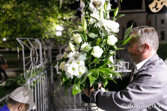(Foto) Împodobirea baldachinului Sfintei Parascheva – de 20 de ani, Cuvioasa primește veșmânt de flori 