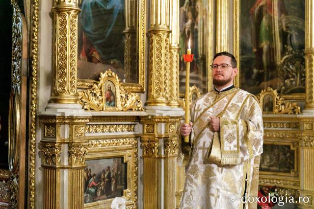 Sfânta Liturghie în cea de-a cincea zi de pelerinaj la moaștele Sfintei Parascheva / Foto: pr. Silviu Cluci Sfânta Liturghie în cea de-a cincea zi de pelerinaj la moaștele Sfintei Parascheva