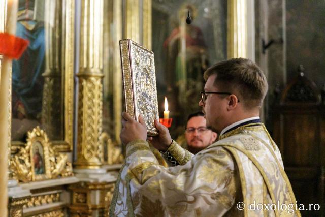 Sfânta Liturghie în cea de-a cincea zi de pelerinaj la moaștele Sfintei Parascheva / Foto: pr. Silviu Cluci Sfânta Liturghie în cea de-a cincea zi de pelerinaj la moaștele Sfintei Parascheva