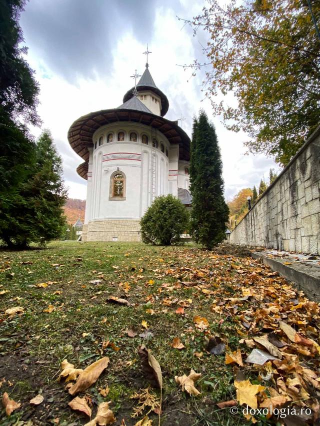 Biserica nouă - Mănăstirea Pângărați în ajunul hramului istoric „Sfântul Mare Mucenic Dimitrie”