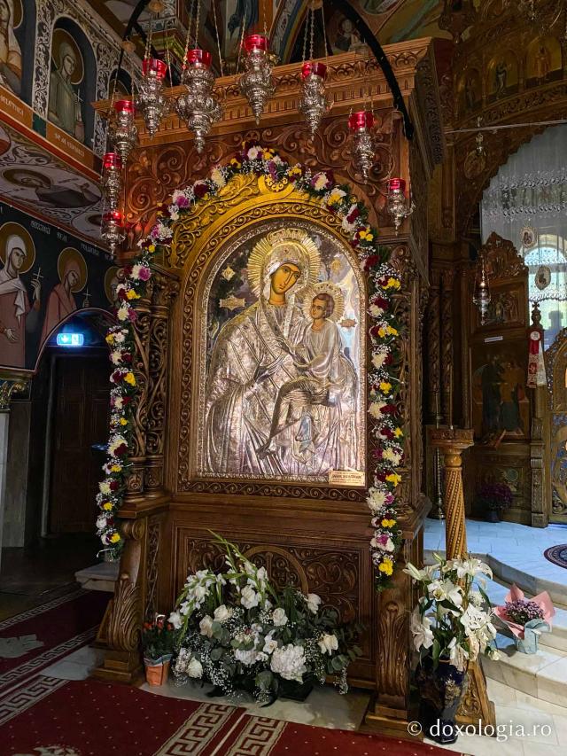 Icoana Maicii Domnului Grabnic Ascultatoarea - Mănăstirea Pângărați în ajunul hramului istoric „Sfântul Mare Mucenic Dimitrie”
