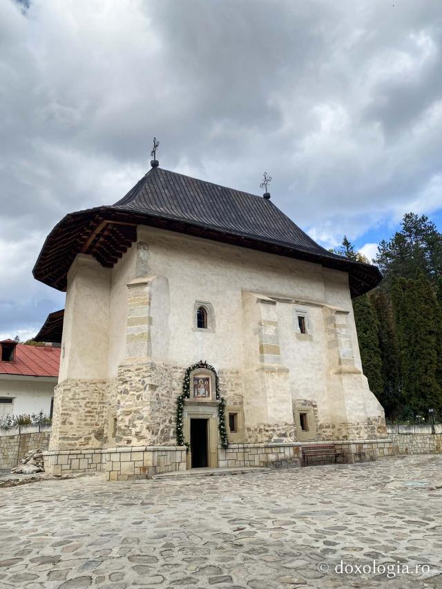 Biserica veche - Mănăstirea Pângărați în ajunul hramului istoric „Sfântul Mare Mucenic Dimitrie”
